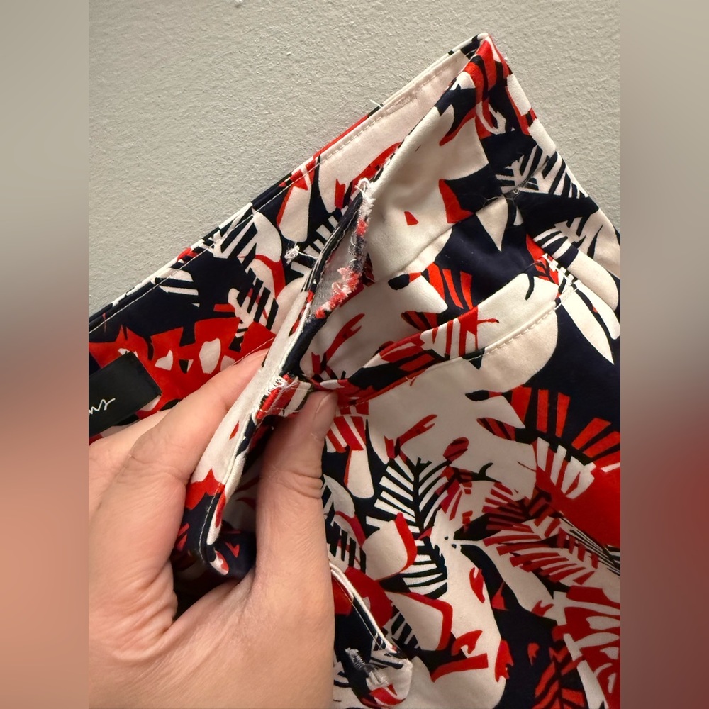 Reitmans | Vibrant Red and Navy Tropical Patterned Floral 7/8 Capri Pants - Picture 12 of 15